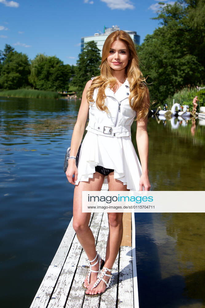 Pamela Reif beim Moet Party Day 2016 am Kudamm Beach in der Koenigsallee 5B in Berlin.