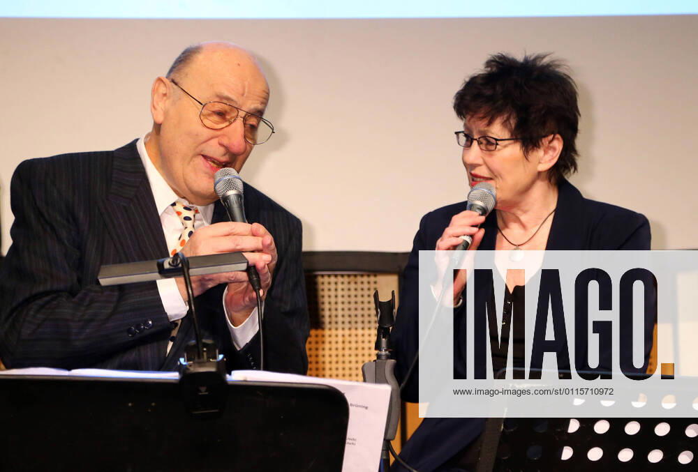 Preistraeger Manfred Krug mit Saengerin Uschi Bruening bei der > Paula < Preisverleihung 2016 an ManfredKrug im IHK Gebaeude in Berlin , des Progress Filmverleih im Rahmen der 66. Internationalen Filmfestspiele 66nd Berlin International Film Festival BERLINALE 2014, La Berlinale - Le 66e festival international du film de Berlin.