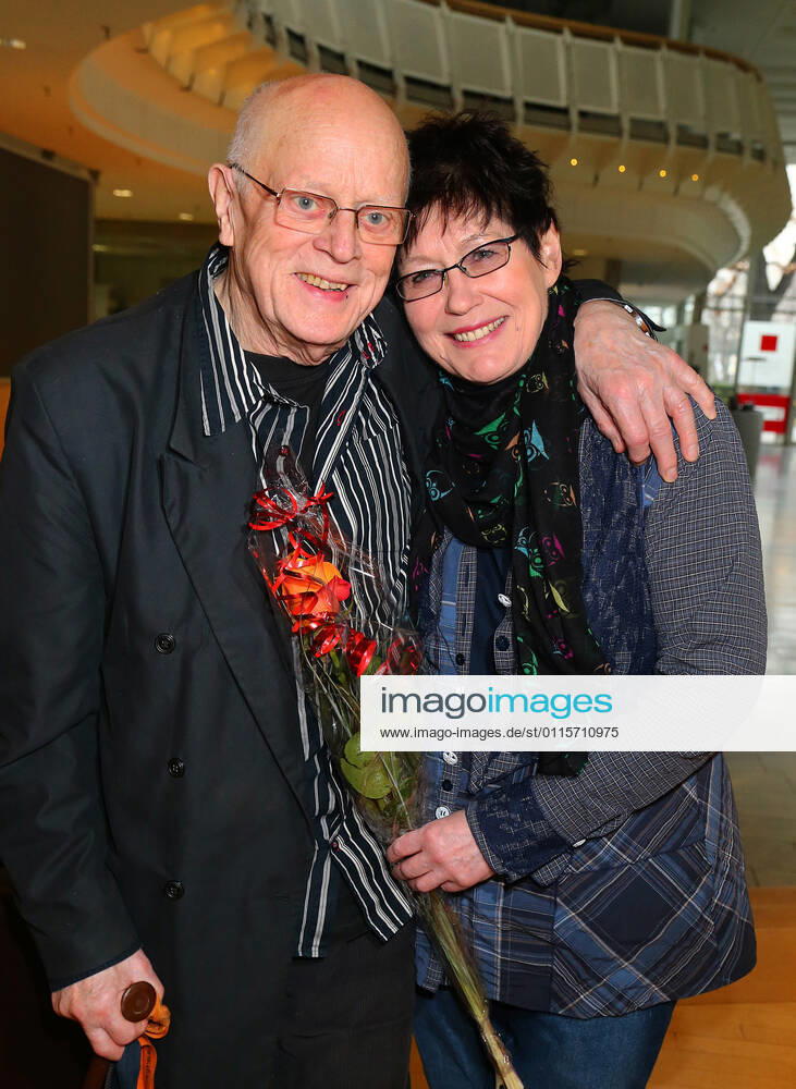Saengerin Uschi Bruening mit Mann Ernst-Ludwig Petrowsky bei der > Paula < Preisverleihung 2016 an ManfredKrug im IHK Gebaeude in Berlin , des Progress Filmverleih im Rahmen der 66. Internationalen Filmfestspiele 66nd Berlin International Film Festival BERLINALE 2014, La Berlinale - Le 66e festival international du film de Berlin.