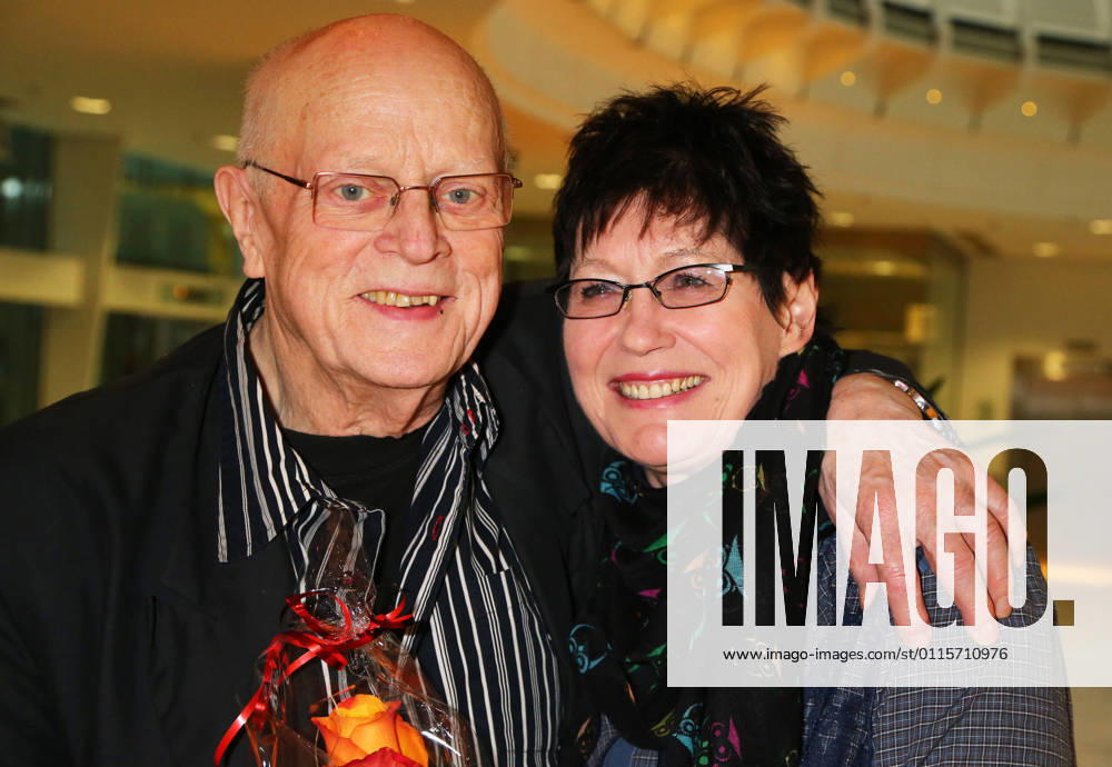 Saengerin Uschi Bruening mit Mann Ernst-Ludwig Petrowsky bei der > Paula < Preisverleihung 2016 an ManfredKrug im IHK Gebaeude in Berlin , des Progress Filmverleih im Rahmen der 66. Internationalen Filmfestspiele 66nd Berlin International Film Festival BERLINALE 2014, La Berlinale - Le 66e festival international du film de Berlin.