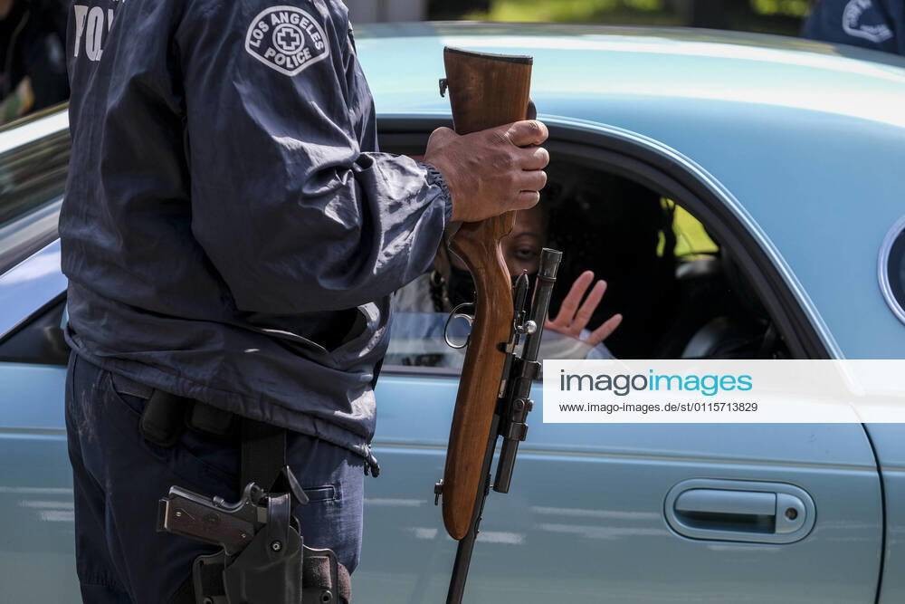 A Los Angeles Police Gun Unit officer gets an rifle traded in by people during an anonymous gun-buyback event hosted by Councilman Curren Price and Mayor Eric Garcetti s Office of Gang Reduction and Youth Development, with the support of LAPD, in Los Angeles, on March 20, 2021. Los Angeles USA - ZUMAc68_ 20210320_zaf_c68_004