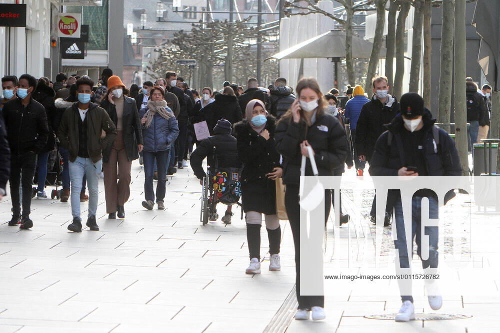 Nach der Lockerung der Schutzmaßnahmen und Wiedereröffnung der Geschäfte sieht die Einkaufsstraße und Fußgängerzone Zeil in der Innenstadt Frankfurt wieder weitgehend so wie vor der Coronakrise aus: mit großem Andrang von Personen, die oftmals nicht den gebotenen Mindestabstand zueinander einhalten, Hessen, Deutschland