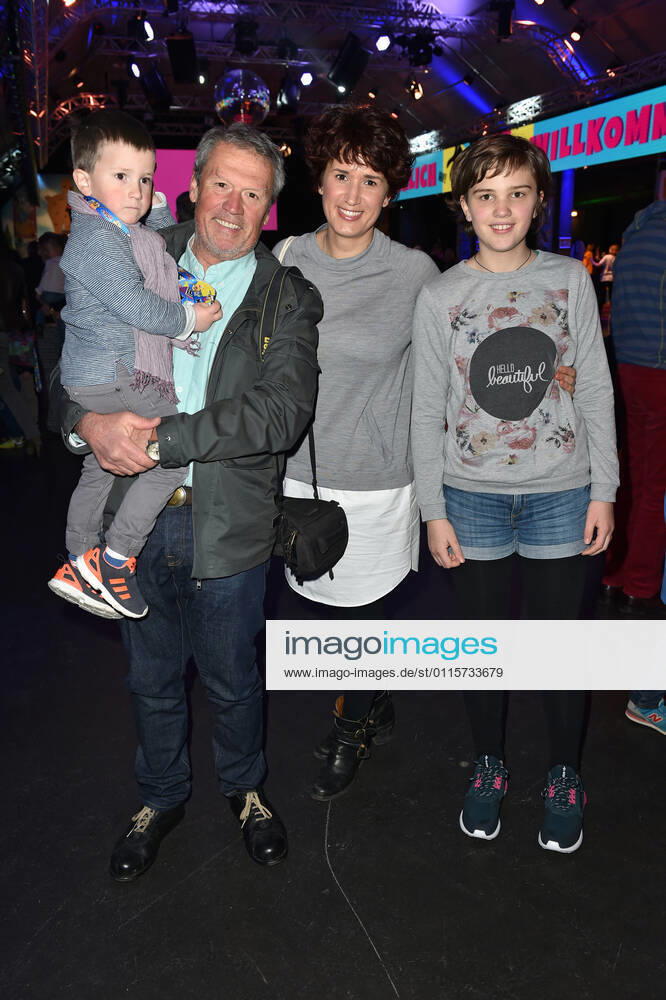 Hansi Kraus und Tochter Miriam Krause mit den Kindern Pepe und Emma Cartoon Network und Boomerang, die Kinder- und Familiensender von Turner Deutschland, laden zum Family und Friends Fun Day mit vielen prominenten Gaesten in TonHalle in Muenchen.