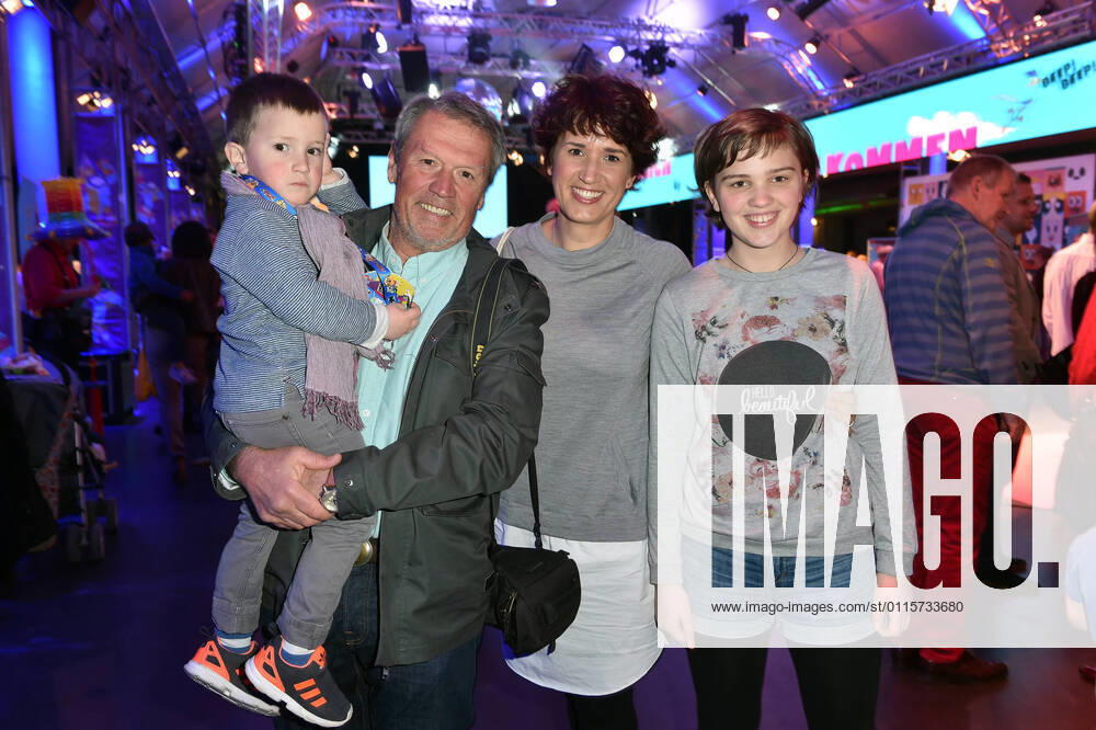 Hansi Kraus und Tochter Miriam Krause mit den Kindern Pepe und Emma Cartoon Network und Boomerang, die Kinder- und Familiensender von Turner Deutschland, laden zum Family und Friends Fun Day mit vielen prominenten Gaesten in TonHalle in Muenchen.