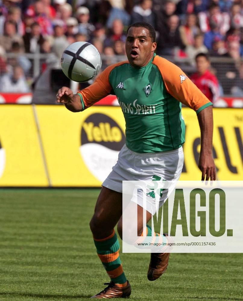 Ailton (Bremen) am Ball Fußball 1. BL Herren Saison 2003 2004, München - SV Werder Bremen 1:3, Vdig, Einzelbild München Dynamik,