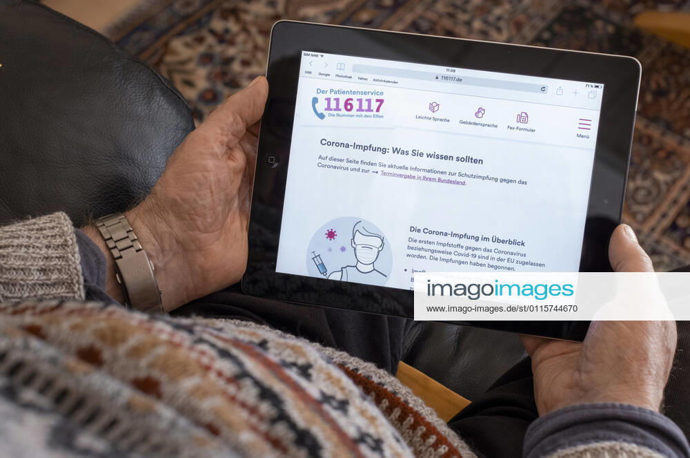 Ein aelterer Mann haelt ein iPad mit der geoeffneten Webseite des Patientenservices www.116117.de . Remscheid, 19.03.2021 Berlin Deutschland