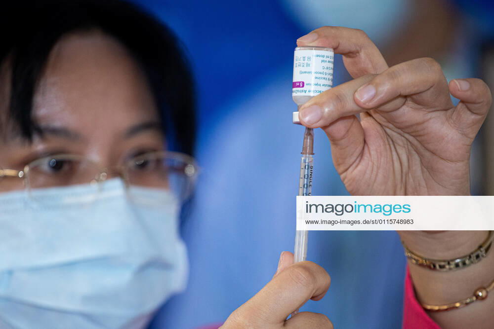 A nurse holds a medical syringe and a small bottle AstraZeneca vaccine..Health care workers receive the first AstraZeneca vaccinations at Shin Kong Wu Ho-Su Memorial Hospital in Taiwan. Taipei Taiwan - ZUMAs197 20210322_zaa_s197_018
