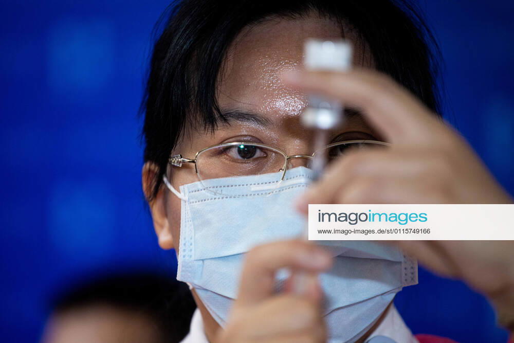 A nurse holds a medical syringe and a small bottle AstraZeneca vaccine..Health care workers receive the first AstraZeneca vaccinations at Shin Kong Wu Ho-Su Memorial Hospital in Taiwan. Taipei Taiwan - ZUMAs197 20210322_zaa_s197_027