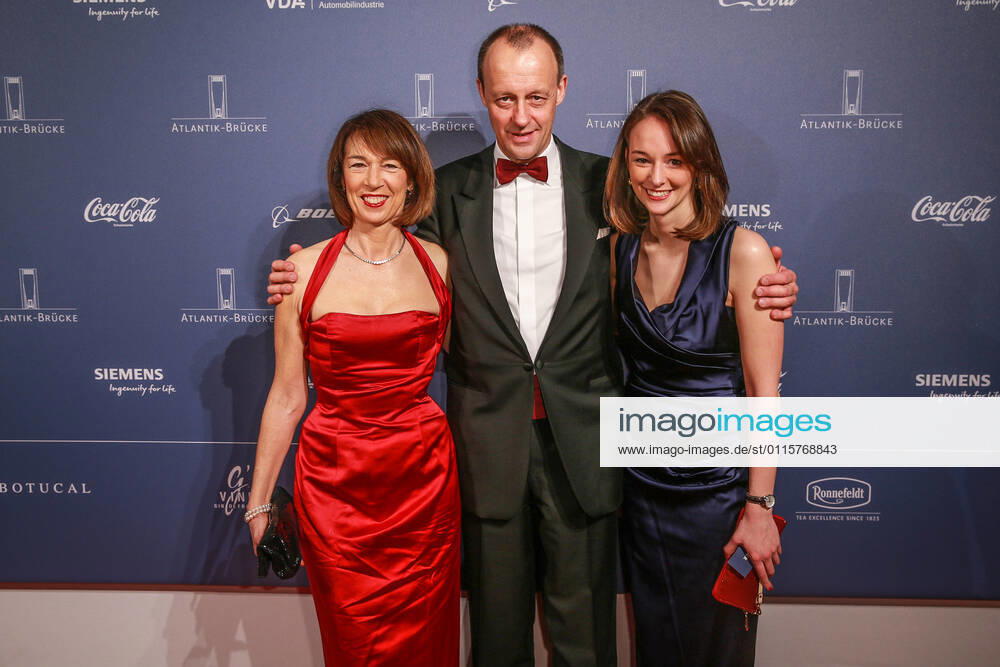 Friedrich und Charlotte Merz und Tochter Constanze ATLANTIK BALL 2017 im Hotel InterContinental in Berlin Die Atlantik-Brücke lädt ihre Mitglieder, Alumni und Freunde zum Atlantik Ball ein. Gemeinsam wollen sie die transatlantische Partnerschaft feiern und mit diesem festlichen Ereignis die Freundschaft über den Atlantik hinweg stärken.