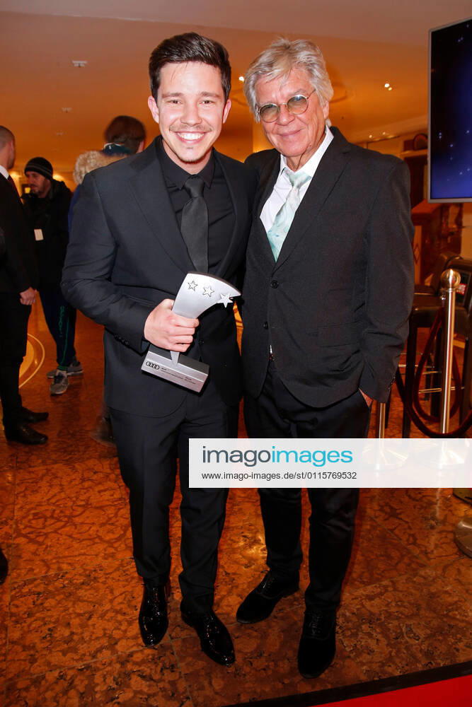 Preisträger Nico Santos mit Vater Egon Wellenbrink auf dem Roten Teppich bei der Verleihung des Audi Generation Awards 2018 im Hotel Bayerischer Hof in München.