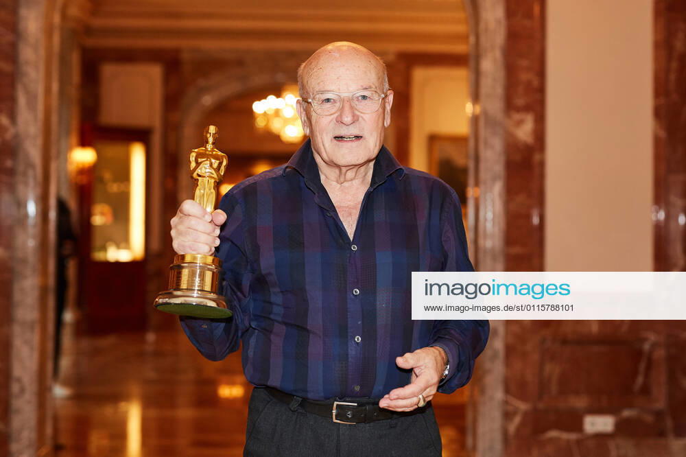 Volker Schlöndorff beim Photocall anlässlich der aufwendig in 4K restaurierten Neufassung des Films Die Blechtrommel ( The Tin Drum ) im Regent Hotel in Berlin. Am 14. April 1980 wurde Schlöndorffs Verfilmung des gleichnamigen Romans von Günter Grass mit einem Oscar als Bester fremdsprachiger Film ausgezeichnet - der erste Academy Award für Deutschland überhaupt! Genau 40 Jahre später, d.h. am 14. April 2020 bringt STUDIOCANAL die meisterhafte Literaturverfilmung als bundesweites Kinoevent zum Oscar-Jubiläum zurück auf die große Leinwand.