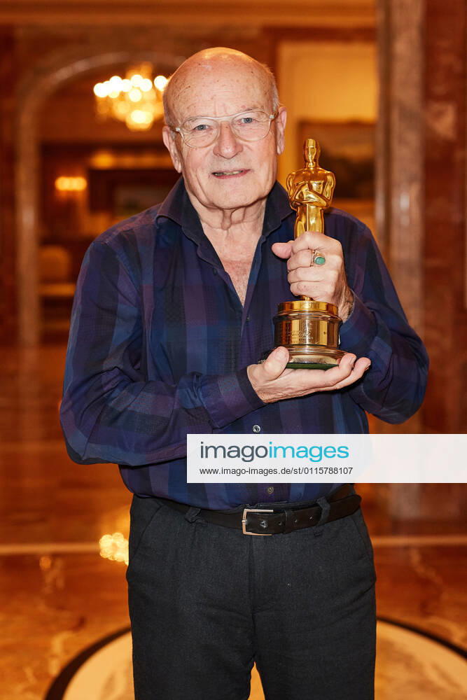 Volker Schlöndorff beim Photocall anlässlich der aufwendig in 4K restaurierten Neufassung des Films Die Blechtrommel ( The Tin Drum ) im Regent Hotel in Berlin. Am 14. April 1980 wurde Schlöndorffs Verfilmung des gleichnamigen Romans von Günter Grass mit einem Oscar als Bester fremdsprachiger Film ausgezeichnet - der erste Academy Award für Deutschland überhaupt! Genau 40 Jahre später, d.h. am 14. April 2020 bringt STUDIOCANAL die meisterhafte Literaturverfilmung als bundesweites Kinoevent zum Oscar-Jubiläum zurück auf die große Leinwand.