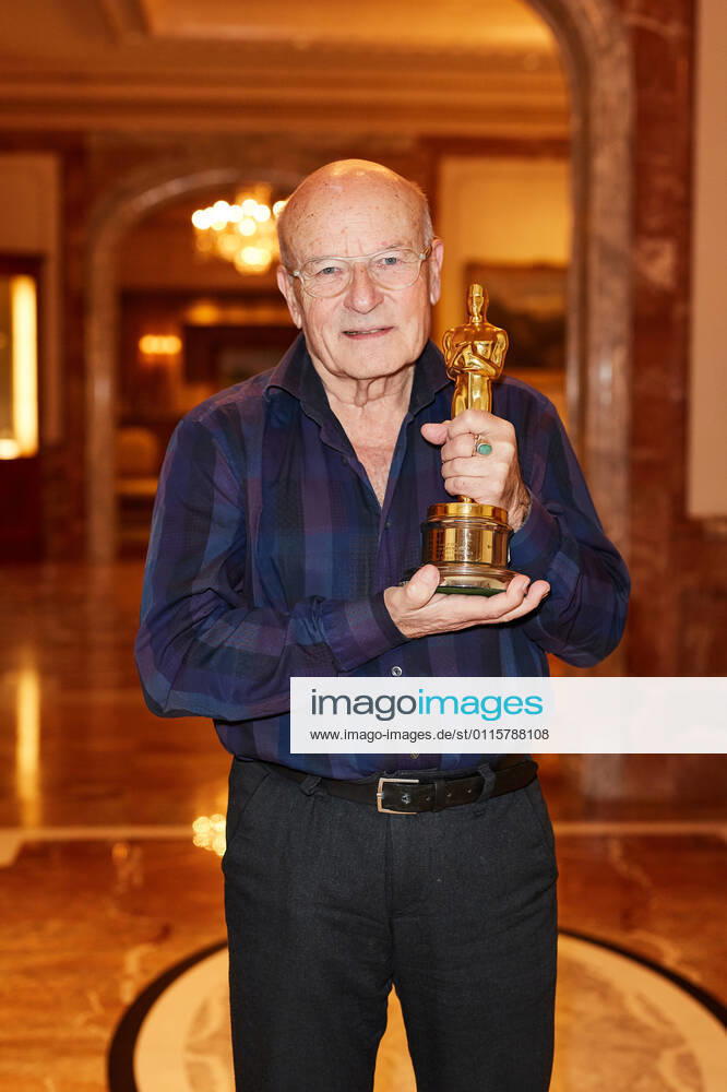 Volker Schlöndorff beim Photocall anlässlich der aufwendig in 4K restaurierten Neufassung des Films Die Blechtrommel ( The Tin Drum ) im Regent Hotel in Berlin. Am 14. April 1980 wurde Schlöndorffs Verfilmung des gleichnamigen Romans von Günter Grass mit einem Oscar als Bester fremdsprachiger Film ausgezeichnet - der erste Academy Award für Deutschland überhaupt! Genau 40 Jahre später, d.h. am 14. April 2020 bringt STUDIOCANAL die meisterhafte Literaturverfilmung als bundesweites Kinoevent zum Oscar-Jubiläum zurück auf die große Leinwand.