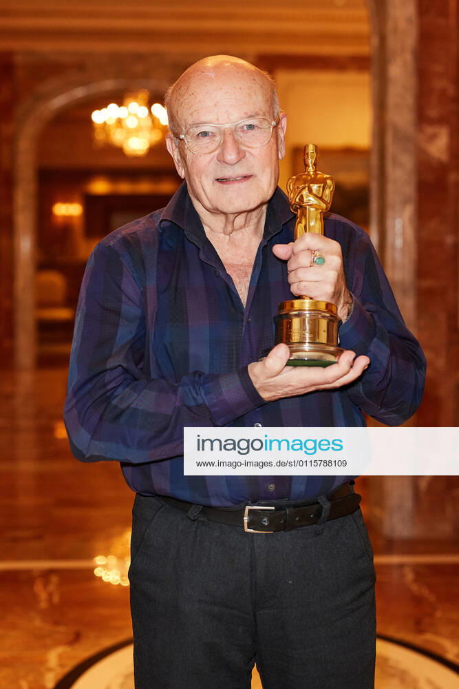 Volker Schlöndorff beim Photocall anlässlich der aufwendig in 4K restaurierten Neufassung des Films Die Blechtrommel ( The Tin Drum ) im Regent Hotel in Berlin. Am 14. April 1980 wurde Schlöndorffs Verfilmung des gleichnamigen Romans von Günter Grass mit einem Oscar als Bester fremdsprachiger Film ausgezeichnet - der erste Academy Award für Deutschland überhaupt! Genau 40 Jahre später, d.h. am 14. April 2020 bringt STUDIOCANAL die meisterhafte Literaturverfilmung als bundesweites Kinoevent zum Oscar-Jubiläum zurück auf die große Leinwand.