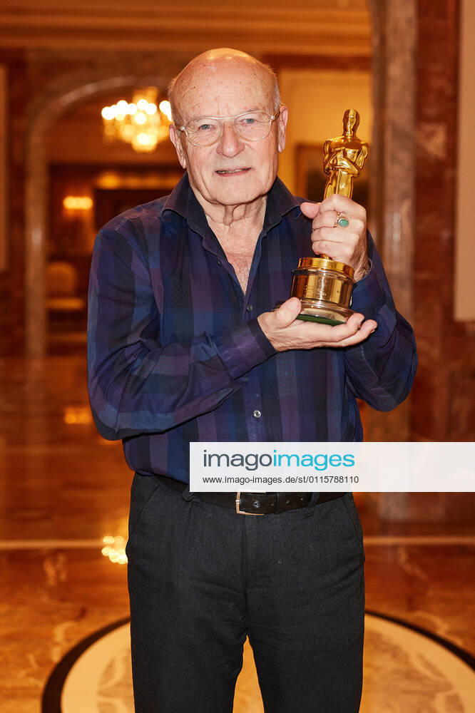 Volker Schlöndorff beim Photocall anlässlich der aufwendig in 4K restaurierten Neufassung des Films Die Blechtrommel ( The Tin Drum ) im Regent Hotel in Berlin. Am 14. April 1980 wurde Schlöndorffs Verfilmung des gleichnamigen Romans von Günter Grass mit einem Oscar als Bester fremdsprachiger Film ausgezeichnet - der erste Academy Award für Deutschland überhaupt! Genau 40 Jahre später, d.h. am 14. April 2020 bringt STUDIOCANAL die meisterhafte Literaturverfilmung als bundesweites Kinoevent zum Oscar-Jubiläum zurück auf die große Leinwand.
