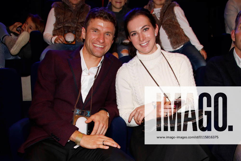 Thomas Müller mit Ehefrau Lisa Müller in der Pause bei der Weltpremiere von EQUILA im Apassionata Showpalast München.