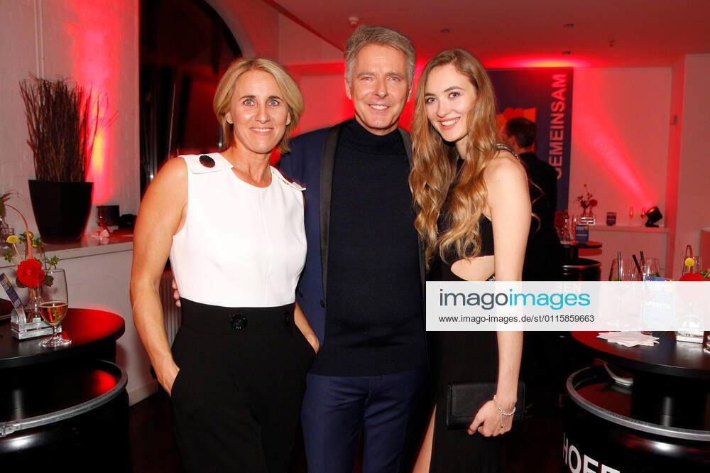 Jörg Pilawa mit Ehefrau Irina Opaschowski und Tochter Emmy auf dem roten Teppich bei der Helden des Alltags Gala im Theater Kehrwieder in Hamburg.