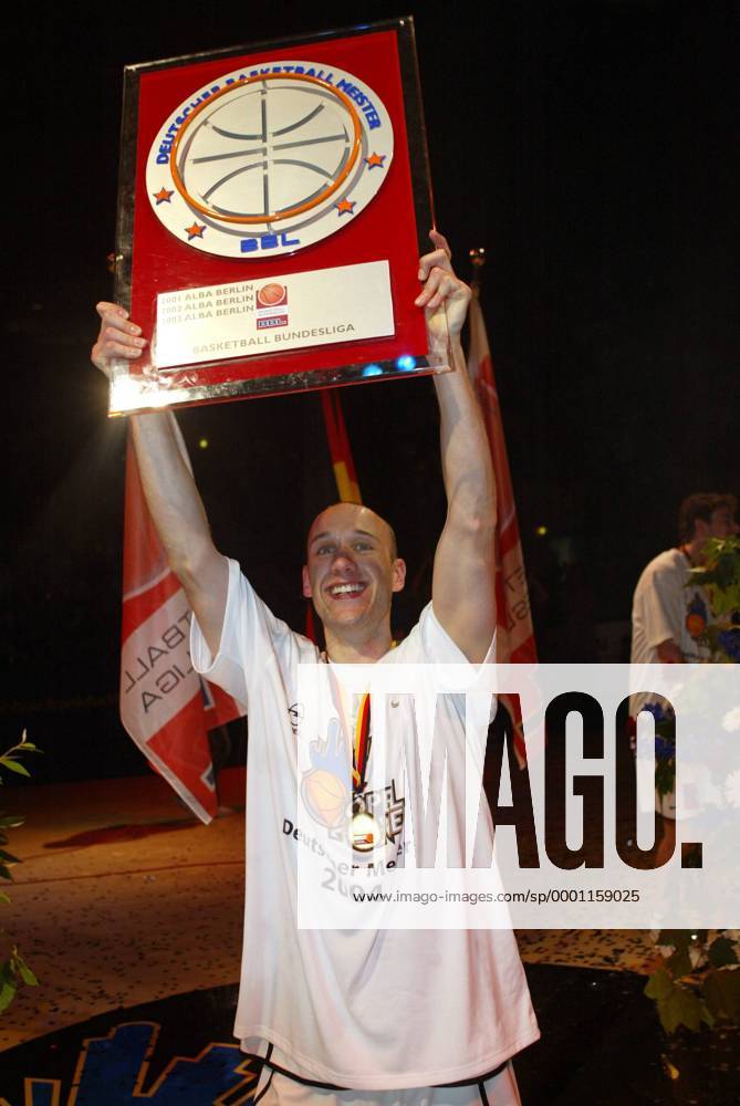 Pascal Roller (Frankfurt) präsentiert stolz die Trophäe des Deutschen Meisters Basketball 1. BL Herren BBL Saison 2003 2004, Opel Skyliners Frankfurt, Playoffs, Playoff, Play Offs, Off, Finale, Endspiel, Einzelbild Frankfurt M. Freude,
