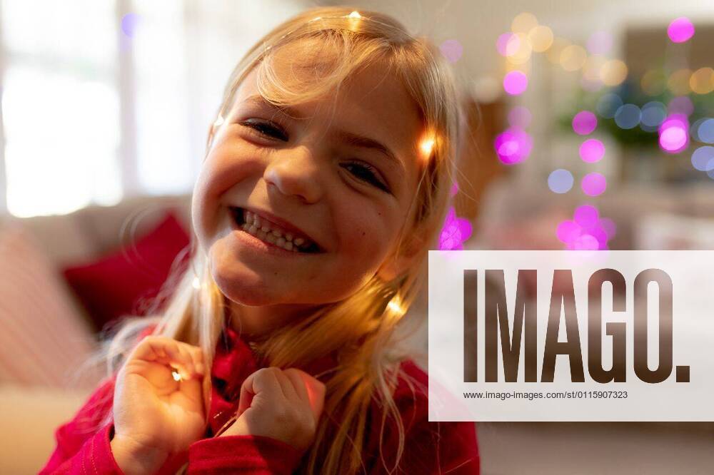IMAGO Creative: Jahreszeit Winter, Fantasievoll drinnen spielen Girl at home at Christmas time Front view of a young Caucasian girl making a face to the camera in her sitting room at Christmas time, model released, , property released, Cape Town, South Africa, 06.09.2019, 1289066.jpg, christmas, christmas time, xmas, yuletide, holidays, celebrating, celebration, festive, festivity, tradition, home, domestic life, family, family with one child, daughter, merry, joyful, free time, enjoying, relaxing, sitting room, childhood, expression, making a face, happy, smiling Child,Girl,Female,Caucasian Indoors,Front view,Copy space,Looking at camera,Day,Head and shoulders
