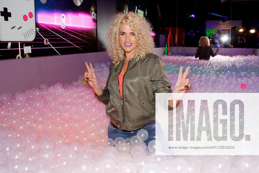 Sarah Knappik im Bällebad bei der großen 90er Neon-Sause im Madame Tussauds Berlin. Madame Tussauds goes Pop-up: unter dem Motto Let s Glow wird am 27. März 2018 ein brandneuer Bereich in der beliebten Attraktion Unter den Linden eingeweiht. 40.000 Neon-Bälle, ein leuchtender Dancefloor, eine Lounge-Bar und vier 90er Jahre Stars erwecken das Kultjahrzehnt für drei Monate zum Leben.