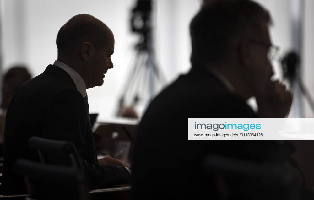 Bundesfinanzminister Olaf Scholz (L), SPD, und Staatssekretaer Werner Gatzer in der Bundespressekonferenz. Berlin, 24.03.2021, Berlin Deutschland
