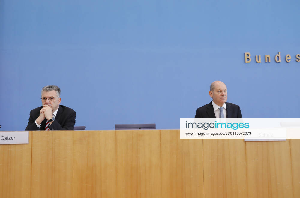 Staatssekretär Werner Gatzer, BMF, Bundesminister der Finanzen Olaf Scholz, Deutschland, Berlin, Bundespressekonferenz, Thema: Eckwerte des Bundeshaushalts 2022 und des Finanzplans bis 2025