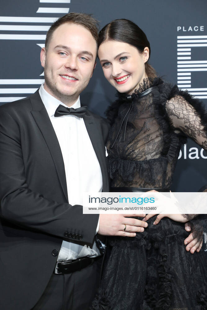 Vanessa Tamkan mit Mann Roman PLACE TO B AWARDS im Axel Springer Verlagsgebäude in Berlin Der schwarze Teppich wird erneut für das ?Who is who? der wichtigsten deutschen und internationalen Social-Media-Stars ausgerollt. Erwartet werden zahlreiche VIPs und bekannte Gesichter aus dem Social Web.