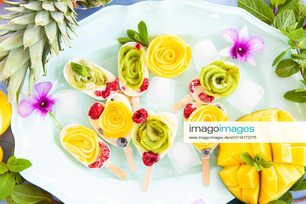 Hausgemachte Eis am Stiel mit Früchten und Kokosmilch