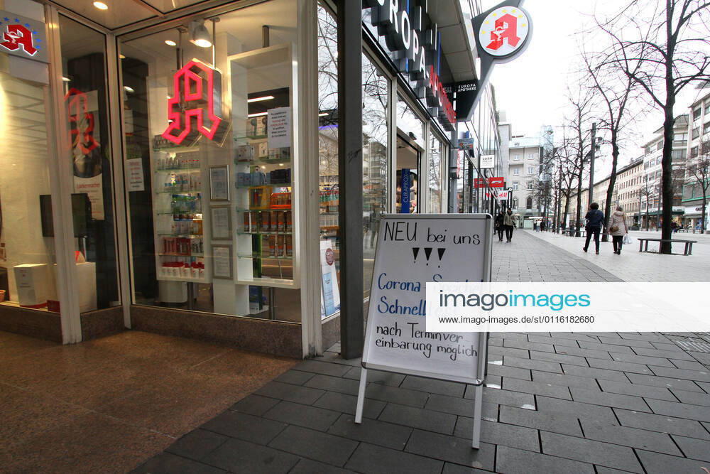 Aufsteller mit Aufschrift neu bei uns, Corona Speichel Schnelltest nach Terminvereinbarung möglich steht vor einer Apotheke in der Fußgängerzone und Einkaufsstraße Planken in der Innenstadt von Mannheim, Baden Württemberg, Deutschland