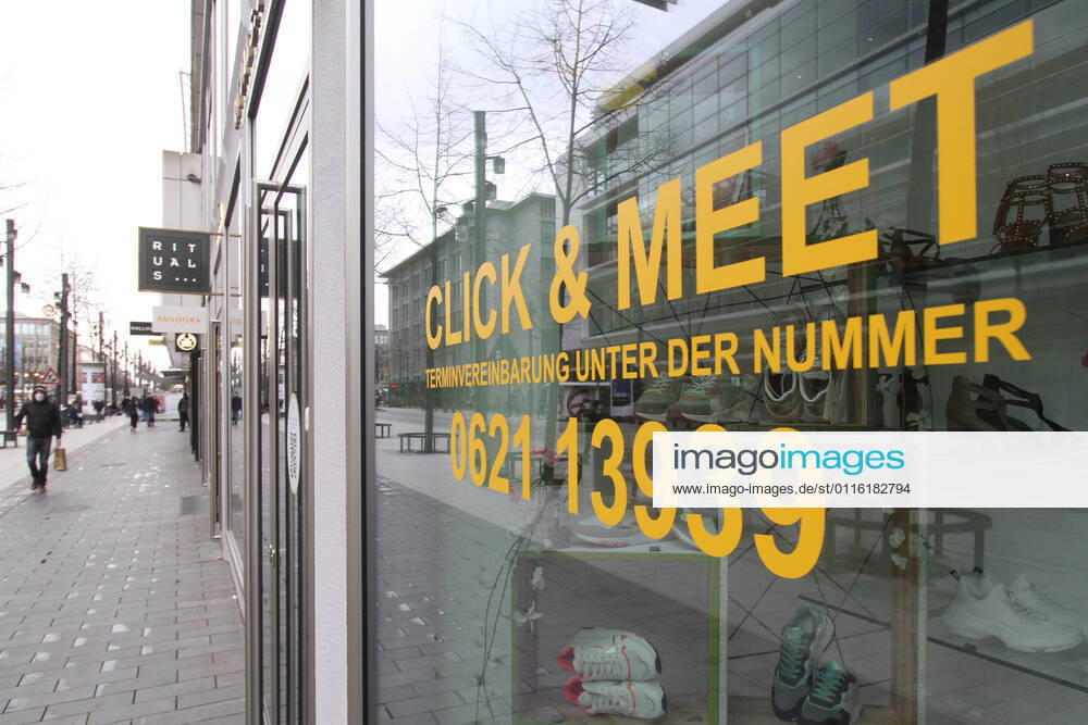 Schriftzug Click & Meet buchen Sie Ihren persönlichen Einkaufstermin klebt in einem Schaufenster eines Modegeschäfts in der Fußgängerzone und Einkaufsstraße Planken in der Innenstadt von Mannheim, Baden Württemberg, Deutschland