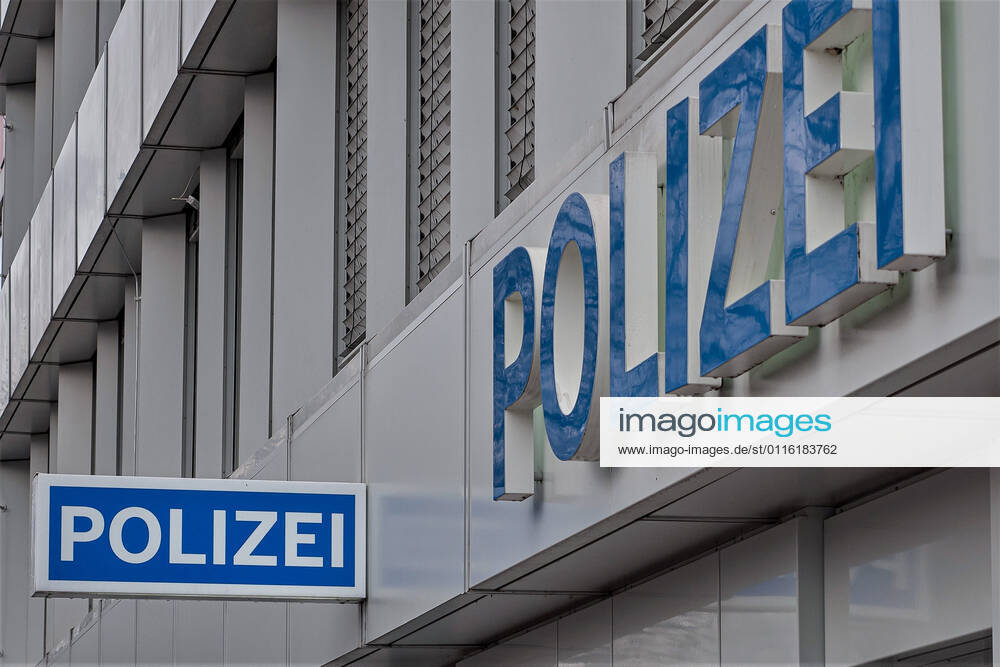 Duesseldorf, Deutschland 27. Maerz 2021: Aussenansicht einer Polizeidienststelle in Düsseldorf, Mit Logo und Schriftzug Polizei. Nordrhein Westfalen