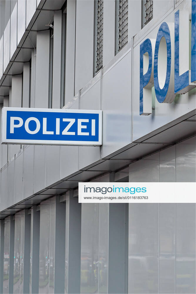 Duesseldorf, Deutschland 27. Maerz 2021: Aussenansicht einer Polizeidienststelle in Düsseldorf, Mit Logo und Schriftzug Polizei. Nordrhein Westfalen