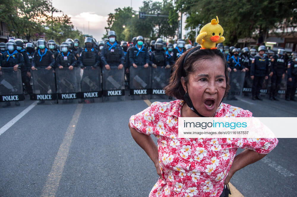 A protester with a yellow rubber duck on the head chants slogans during the demonstration..More than 90 pro-democracy protesters, including minors, were arrested by riot police after dispersing the protesters during the Thalufah Village overnight protest outside Government house. The protesters demand the release of detained pro-democracy leaders, the abolishment of Section 112 and the resignation of Prayut Chan-O Cha. They insisted that they would stage the protest until the Prime Minister resigned. Bangkok Thailand - ZUMAs197 20210328_zaa_s197_201