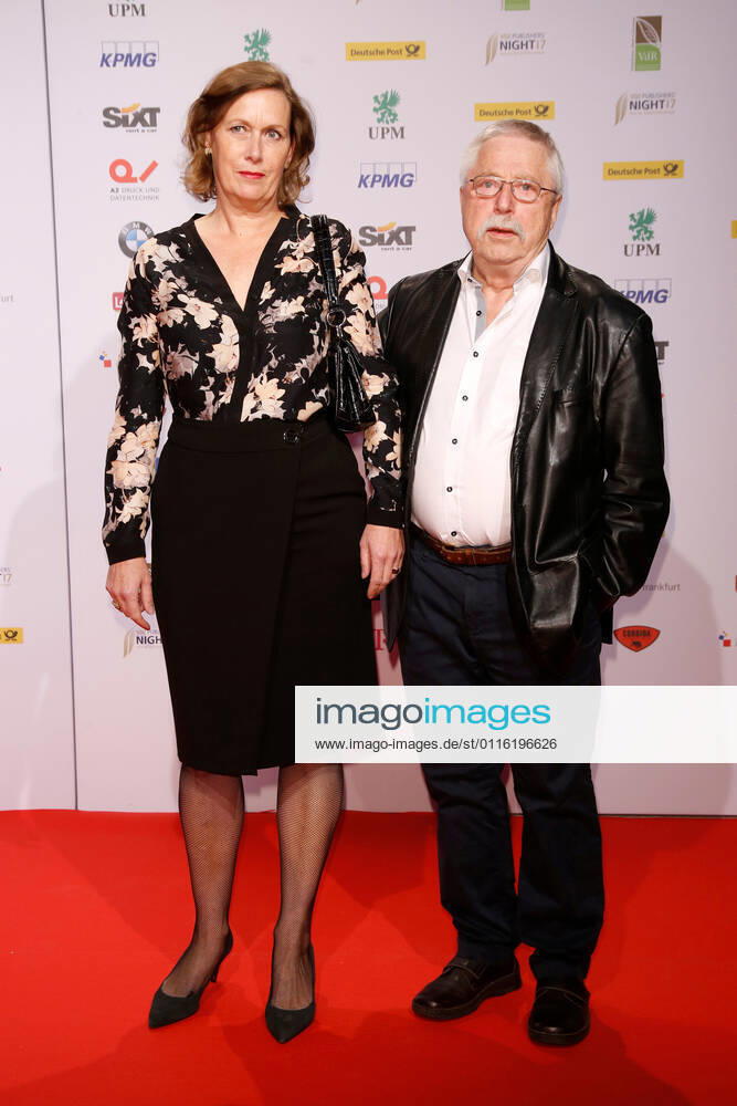 Wolf Biermann mit Ehefrau auf dem Roten Teppich bei der VDZ Publishers Night 2017 und der Verleihung der Goldenen Victoria in der Hauptstadtrepräsentanz der Deutschen Telekom in Berlin.