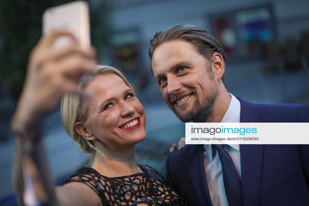 Axel Schreiber gestorben Nova Meierhenrich mit Axel Schreiber DEUTSCHER SCHAUSPIELERPREIS 2017 im Zoo Palast Kino in Berlin Der DEUTSCHE SCHAUSPIELERPREIS ? eine ganz besondere Auszeichnung von Schauspielern für Schauspieler und Menschen, die durch ihr Schaffen in besonderer Weise Schauspielkunst inspiriert und gefördert haben. Der Preis wird an Persönlichkeiten vergeben, die mit ihrer schöpferischen Leistung dem deutschen Film zu einer vielschichtigen Identität verhelfen und andere damit inspirieren.