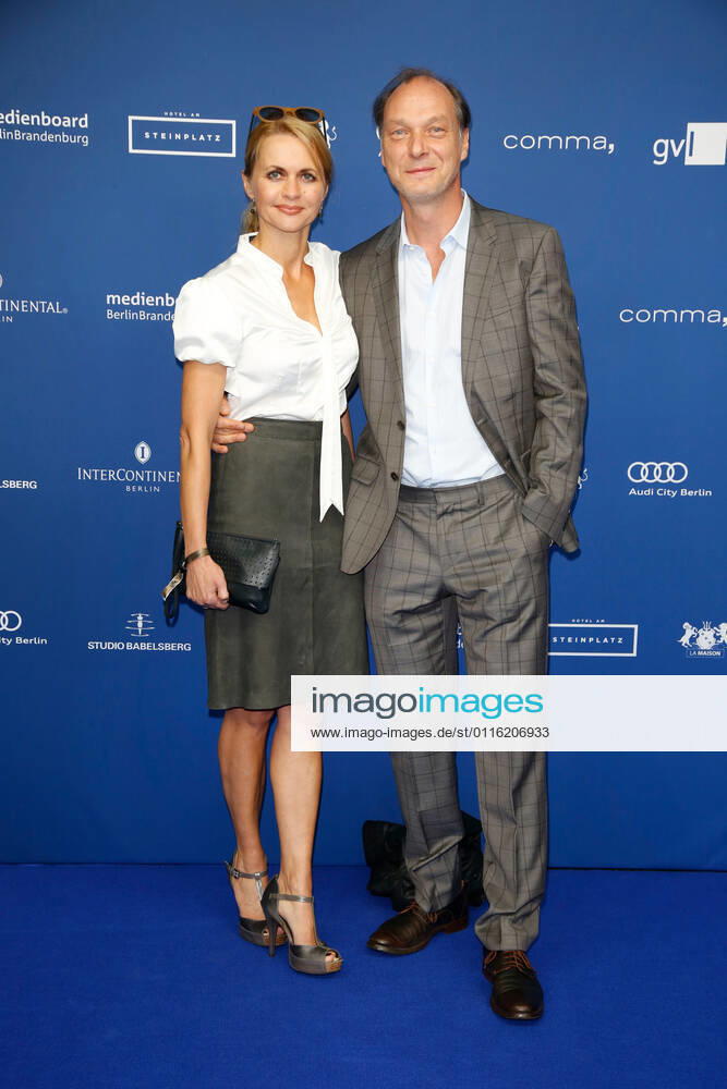 Martin Brambach mit Ehefrau Christine Sommer auf dem Roten Teppich bei der Verleihung des Deutschen Schauspielerpreises im Zoo Palast in Berlin.