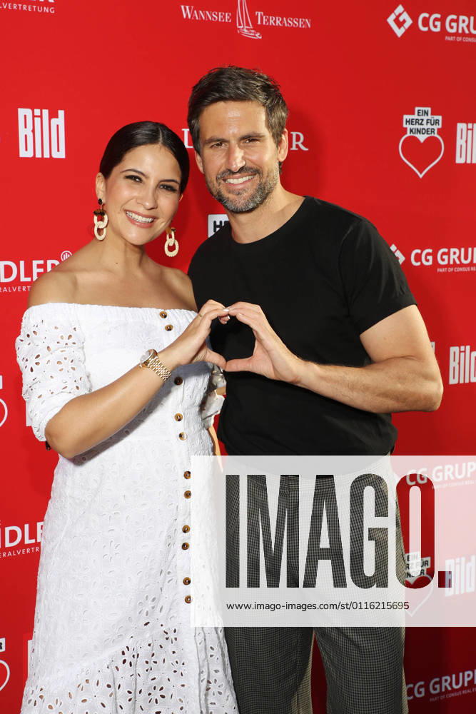 Tom Beck mit Chryssanthi Kavazi ( schwanger ) beim 4 Sommerfest von BILD hilft e.V. - Ein Herz für Kinder - auf den Wannseeterrassen, Wannseebadweg 35, 14129 Berlin.