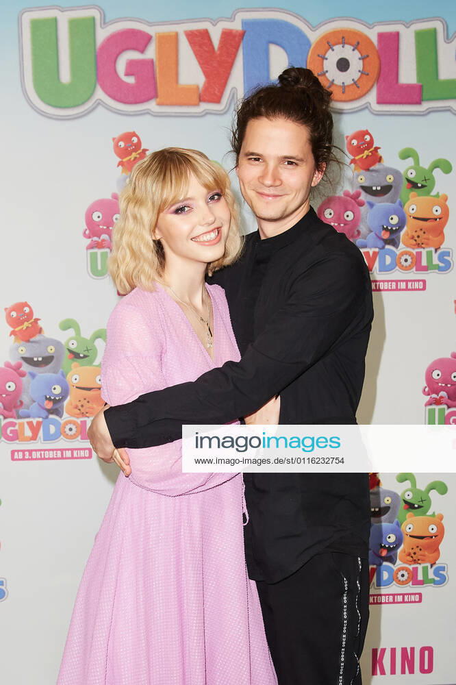 Lina Larissa Strahl mit Freund Tilman Pörzgen auf dem roten Teppich bei der Fan-Premiere von Ugly Dolls im CinemaxX am Potsdamer Platz in Berlin.