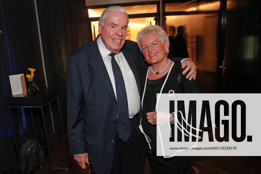 Klaus-Michael Kühne und Frau Christine auf dem grauen Teppich bei 70 Jahre WELT AM SONNTAG Hotel THE FONTENAY in Hamburg
