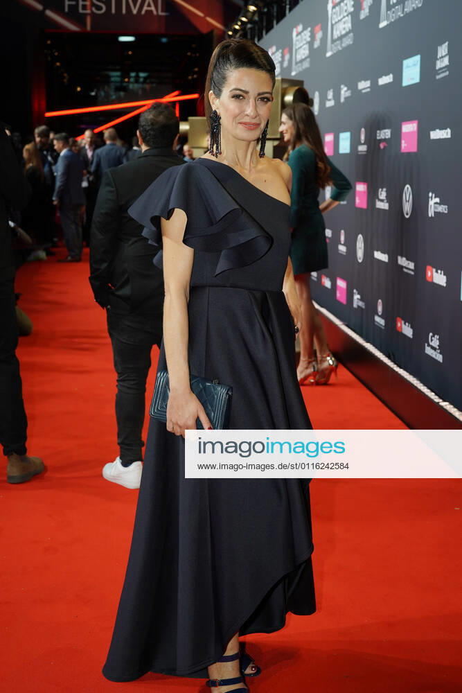 Linda Zervakis bei der Verleihung des YouTube GOLDENE KAMERA Digital Award 2019 im Kraftwerk Berlin.