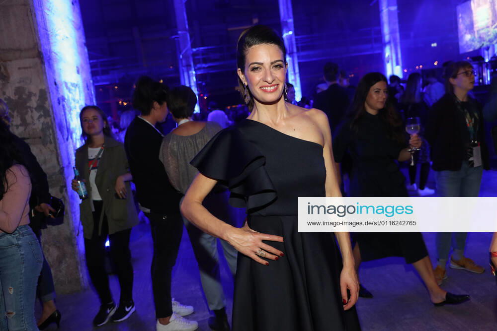 Linda Zervakis bei der Verleihung des YouTube GOLDENE KAMERA Digital Award 2019 im Kraftwerk Berlin.