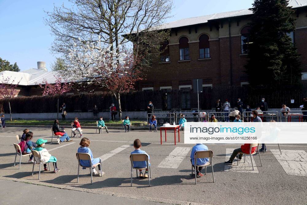 Foto ipp clemente marmorino milano 30 03 2021 emergenza coronavirus covid 19 - la scuola protesta contro la didattica distanza - dad nella foto lezione all aperto e in strada per gli alunni delle elementari dell Istituto Comprensivo Rinnovata Pizzigoni via castellino da castello - scu