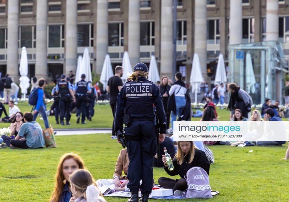 Zum Beginn der Osterfeiertage zeigt die Polizei Präsenz. In der Innenstadt von Stuttgart kontrollierten sie Mindestabstände und Alkoholverbot. 01.04.2021: DEU, Deutschland, Baden-Württemberg, Stuttgart.