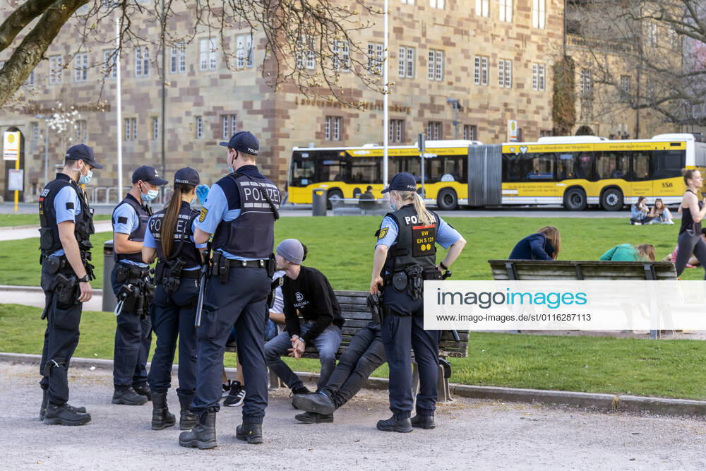 Zum Beginn der Osterfeiertage zeigt die Polizei Präsenz. In der Innenstadt von Stuttgart kontrollierten sie Mindestabstände und Alkoholverbot. 01.04.2021: DEU, Deutschland, Baden-Württemberg, Stuttgart.
