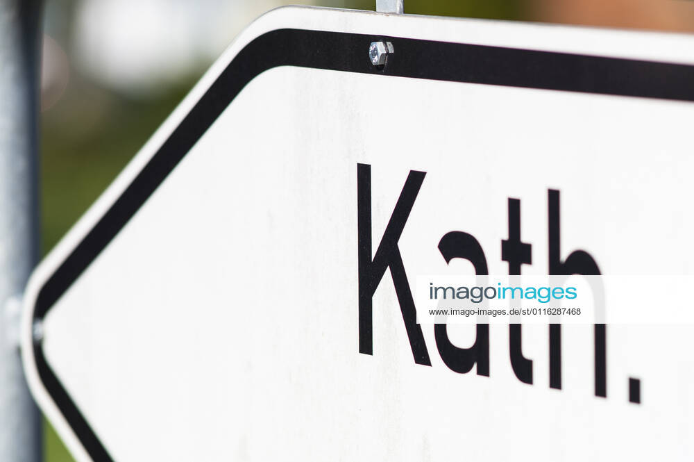 Feature Religion Der Weg zu einer katholischen Kirche ist ausgeschildert. Foto: Kirchner-Media Wedel Lotte Nordrhein-Westfalen Deutschland