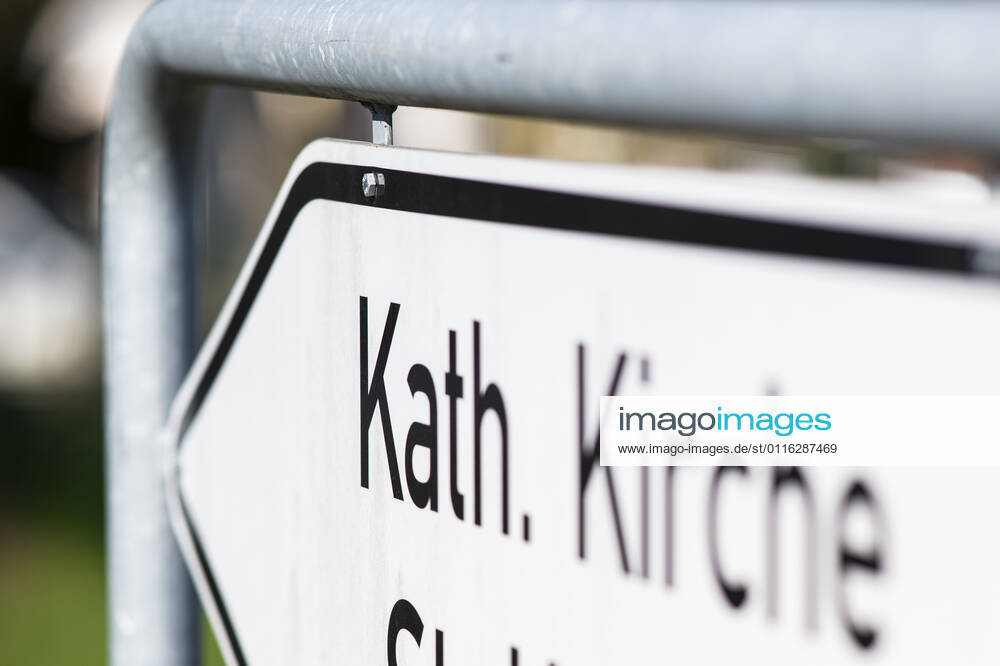 Feature Religion Der Weg zu einer katholischen Kirche ist ausgeschildert. Foto: Kirchner-Media Wedel Lotte Nordrhein-Westfalen Deutschland