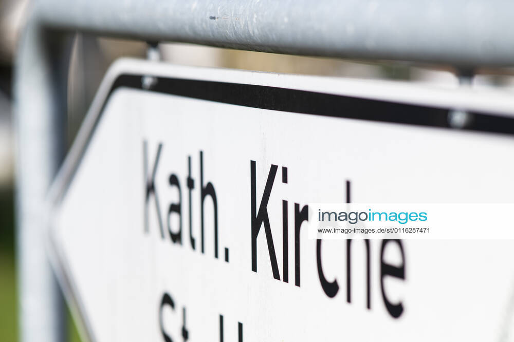 Feature Religion Der Weg zu einer katholischen Kirche ist ausgeschildert. Foto: Kirchner-Media Wedel Lotte Nordrhein-Westfalen Deutschland