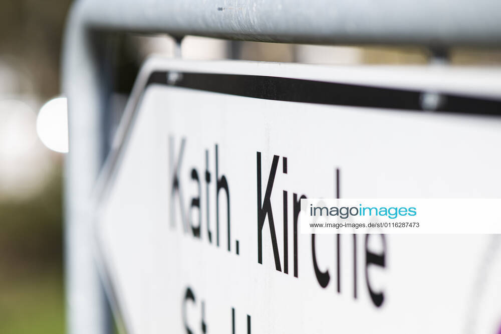 Feature Religion Der Weg zu einer katholischen Kirche ist ausgeschildert. Foto: Kirchner-Media Wedel Lotte Nordrhein-Westfalen Deutschland