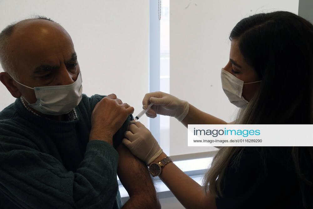 (210401) -- ANKARA, April 1, 2021 -- A man receives the COVID-19 vaccine in Ankara, Turkey, on April 1, 2021. Turkey on Thursday confirmed 40,806 new COVID-19 cases, setting a new single-day record of infections since the outbreak of the pandemic. (Photo by Xinhua) TURKEY-ANKARA-COVID-19-CASES MustafaxKaya