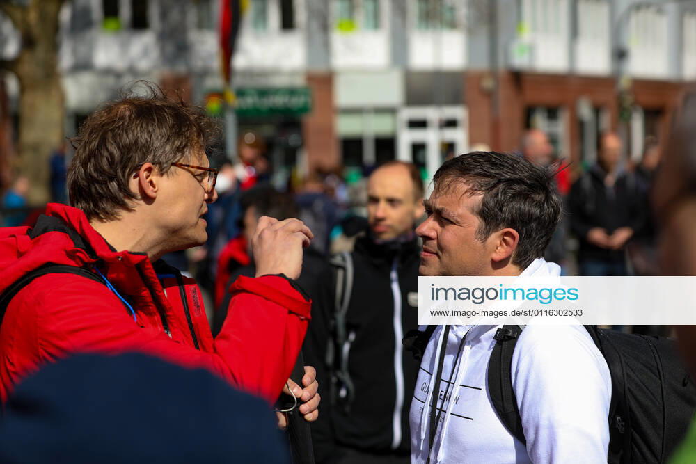 Demonstration gegen Corona Auflagen in Stuttgart 03.04.2021 Stuttgart Teilnehmer bei einer Kundgebung gegen die Corona Auflagen auf dem Marienplatz in der Stuttgarter Innenstadt. Michael Ballweg, Gründer von QUERDENKEN 711 wird von dem Youtuber Martin Lejeune interviewt Kassel Hessen Deutschland